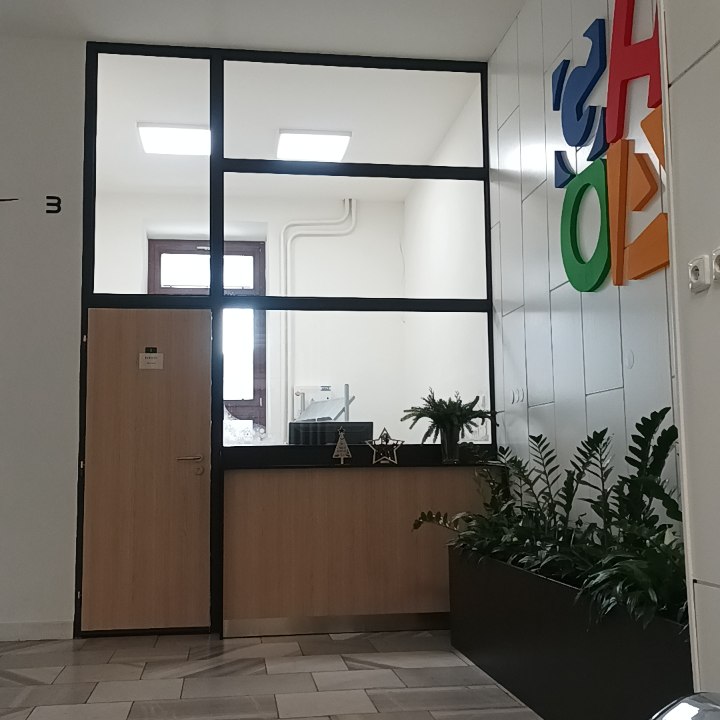 Vstupní část budovy gymnázia prohlédla